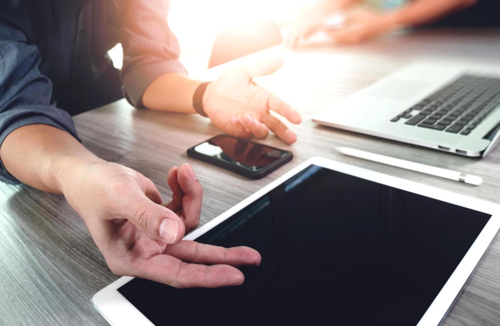 Espace de travail organisé avec ordinateur et documents financiers