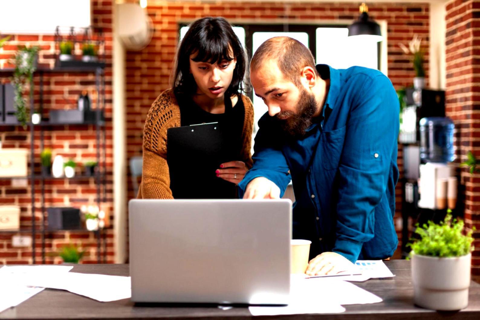 Graphiques boursiers et analyse technique sur écran d'ordinateur