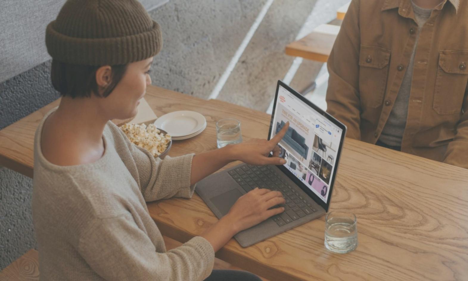 Groupe d'étudiants analysant des graphiques financiers avec un formateur expert en théorie d'investissement