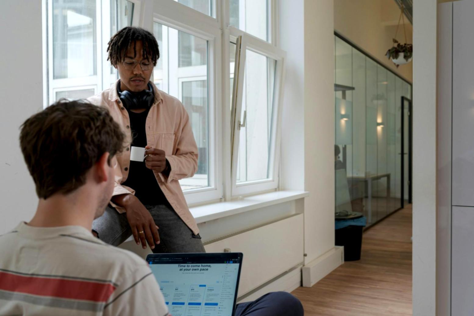 Étudiant analysant des graphiques financiers sur ordinateur portable